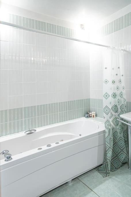 Very Spacious & Modern 3bed Near Airport & Centre Σόφια
